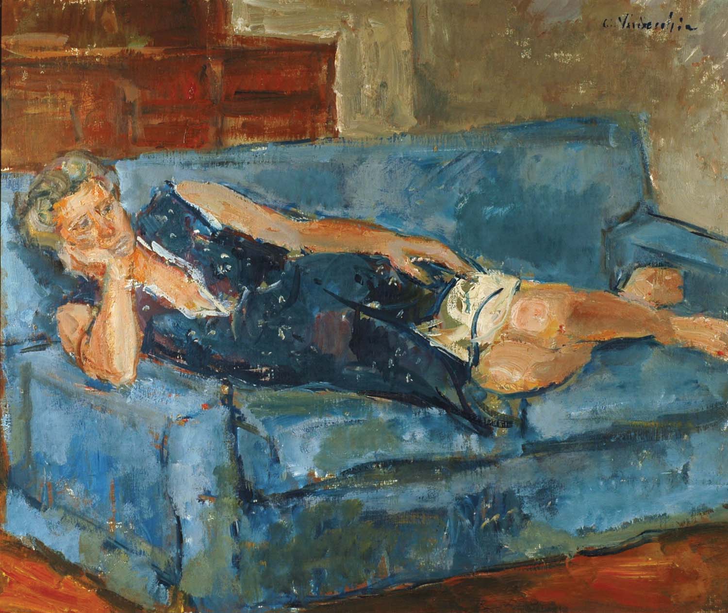 Maria sul divano blu