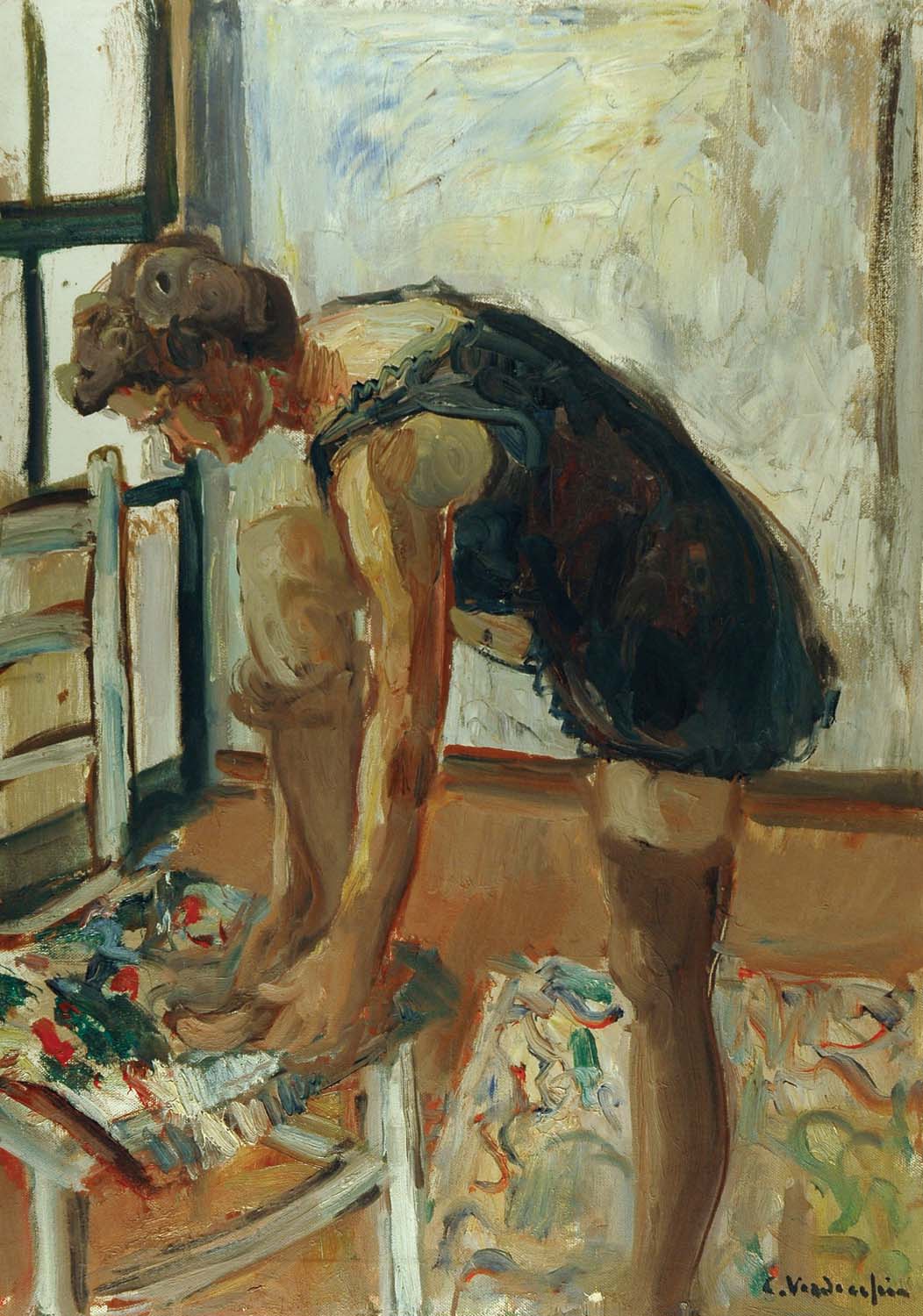 Maria mentre si infila le calze